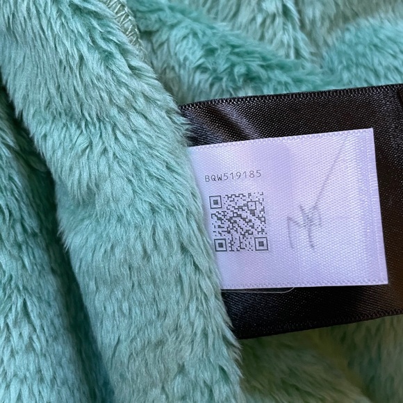 The North Face Women’s Osito Jacket In Wasabi - Picture 7 of 10